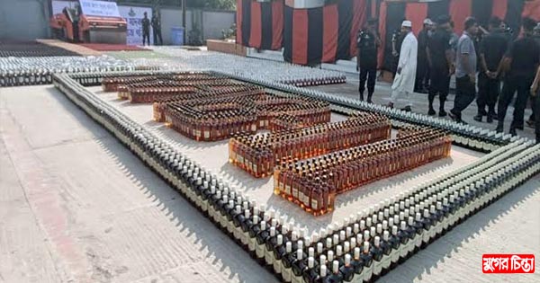 আদালতের নির্দেশে দুই কন্টেইনার বিদেশী মদ ধ্বংস করলো র&zwnj;্যাব
