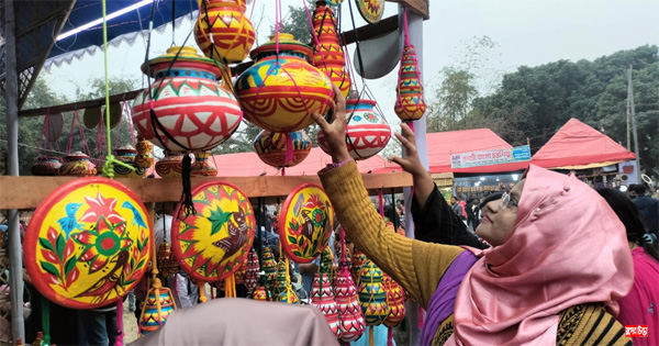 ছুটির দিনে লোক কারুশিল্প মেলায় দর্শনার্থীদের ঢল