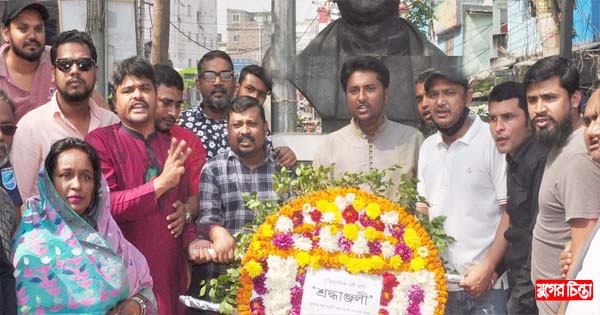 বঙ্গবন্ধুর ভাস্কর্যে জেলা স্বেচ্ছাসেবকলীগের শ্রদ্ধা
