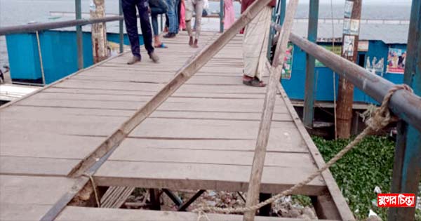 বৈদ্যেরবাজার লঞ্চ টার্মিনারের পাটাতন ভেঙেপড়ছে,সংস্কারের উদ্যোগনেই