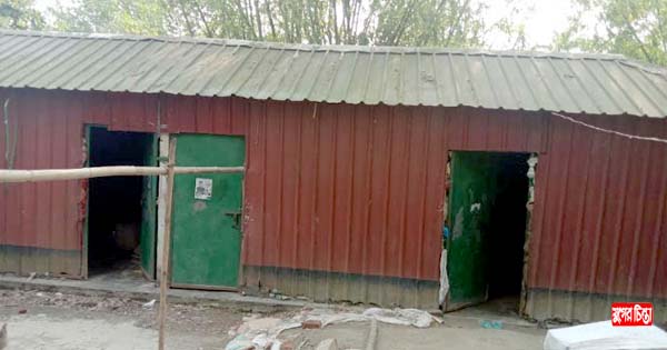আড়াইহাজারে স্বামী-স্ত্রীর বাধার মুখে কোয়াটার শ্রমিক শুন্য