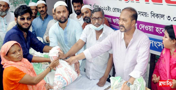মাসুম আহম্মেদ স্মৃতি সংসদের উদ্যোগে ঈদ সামগ্রী বিতরণ