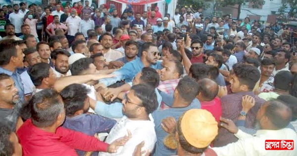 ফটোসেশনে সামনে থাকাকে কেন্দ্র করে জেলা বিএনপি নেতাদের মারামারি