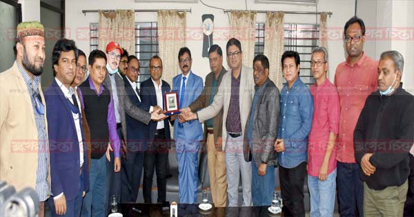 আমাকে কেনা যায় না : ডিসি