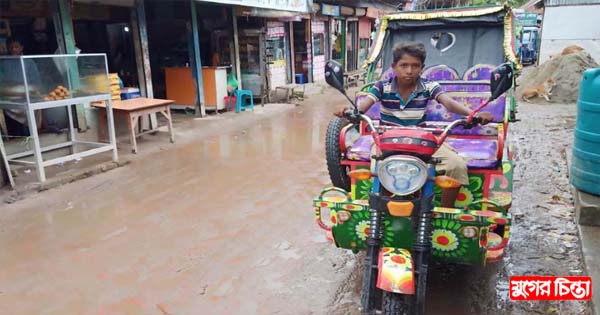 সংসারের চাপে ঝুঁকিপূর্ণ কাজে রাস্তায় শিশুরা