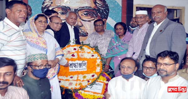 বঙ্গবন্ধুর প্রতিকৃতিতে মেয়র আইভীর শ্রদ্ধা