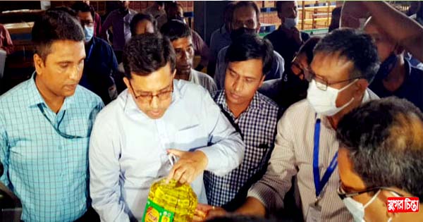 সোনারগাঁয়ে সয়াবিন তেলের কারখানায় অভিযান