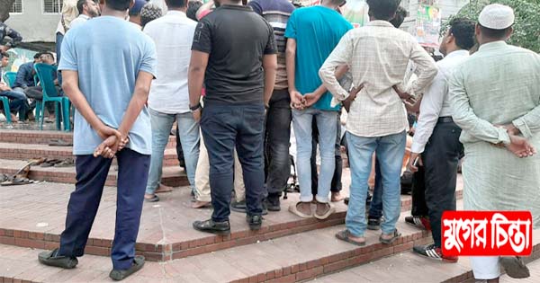 জুতা পায়ে শহীদ মিনারের বেদীতে দাঁড়িয়ে বক্তব্য শোনে বিএনপি কর্মীরা