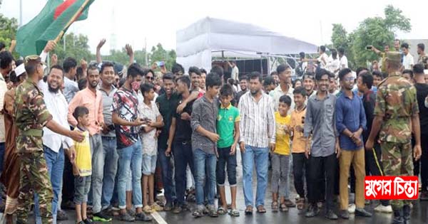মাওয়া প্রান্তে উৎসুক জনতার ভিড়