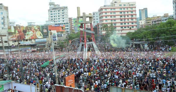 নজিরবিহীন গণঅভ্যুত্থানে দেশ ছাড়লেন শেখ হাসিনা