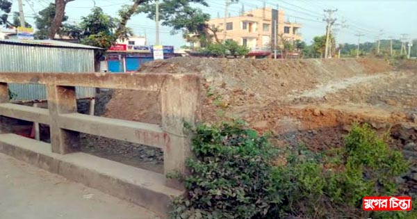 বন্দরে খাল দখল করে বালু দিয়ে ভরাট