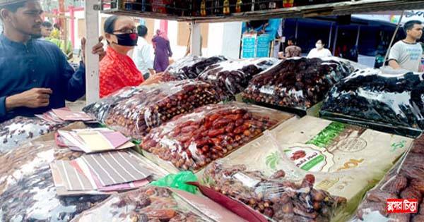 বাহারি খেজুরের পসরা, দামও নেহাত কম নয়&rsquo;