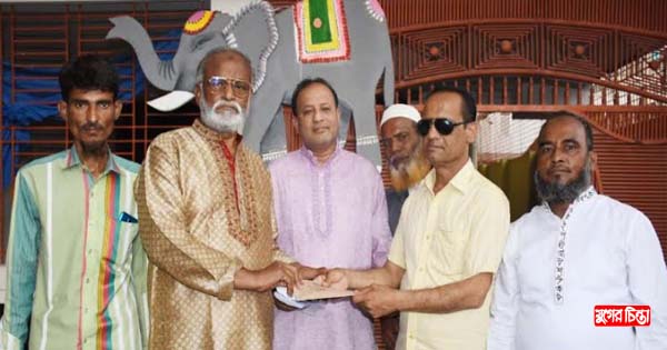 ঈদ উপলক্ষে তৈমুরের নগদ অর্থ বিতরণ