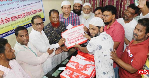 ফতুল্লায় ট্যাংকলরী শ্রমিকদের মাঝে ঈদ উপহার প্রদান