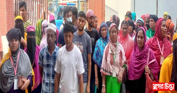 ফতুল্লায় বকেয়া বেতন পরিশোধের দাবীতে বিক্ষোভ মিছিল