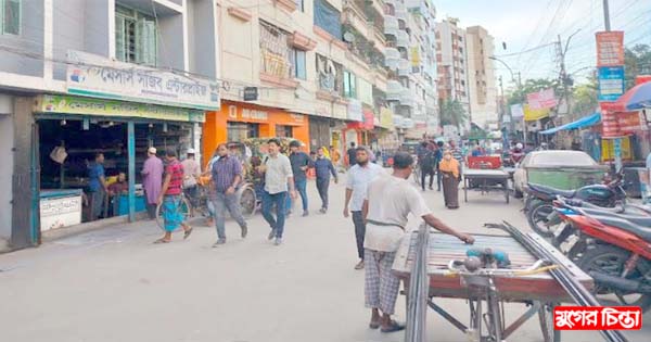 চাষাড়া বালুর মাঠে রডের দোকানগুলোর কারণে ঘটতে পারে দুর্ঘটনা
