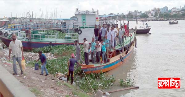 নৌ পুলিশকে টাকা দিয়ে চলছে যাত্রীবাহী ট্রলার