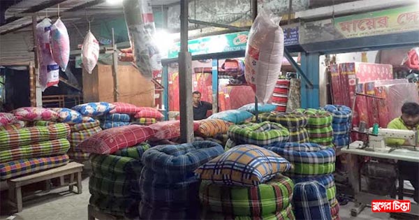 ক্রেতা সংকটে পঞ্চবটির লেপ-তোষকের দোকান