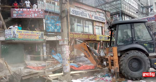 শিমরাইল মোড়ে মহাসড়কের পাশের ফুটপাত থেকে অবৈধ স্থাপনা উচ্ছেদ