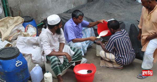 তাঁতবাজারে রোজার শুরুতেই দুধের দাম দ্বিগুণ
