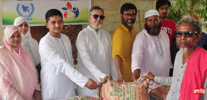 ৬শ&rsquo; পরিবারকে চালের বস্তা ঈদ উপহার দিলো আব্দুল মজিদ ফাউন্ডেশন