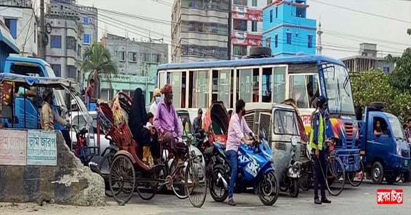 পুলিশের সামনে দিয়ে দাপিয়ে বেড়াচ্ছে অবৈধ ব্যাটারিচালিত রিকশা