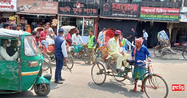 অতিরিক্ত ভাড়ায় রিকশাচালকদের হাতে জিম্মি নগরবাসী