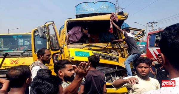 সড়ক দুর্ঘটনায় আহত ট্রাক হেলপারকে উদ্ধার করলো হাইওয়ে পুলিশ