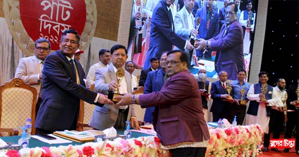 বিশেষ অবদানের জন্য আরজু রহমান ভূঁইয়ার শুভেচ্ছা স্মারক গ্রহণ