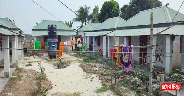 প্রধানমন্ত্রীর ঘর ও জমি পেয়ে ওরা এখন স্বাবলম্বী
