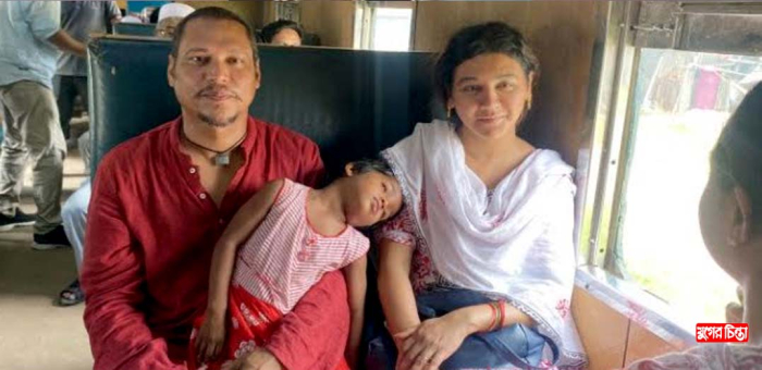 নারায়ণগঞ্জের লোকাল ট্রেনে হঠাৎ জয়া আহসান!