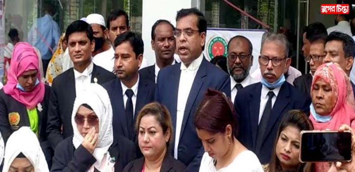 খোকন সাহার বিরুদ্ধে ওয়ারেন্টের প্রতিবাদে আইনজীবীদের বিক্ষোভ