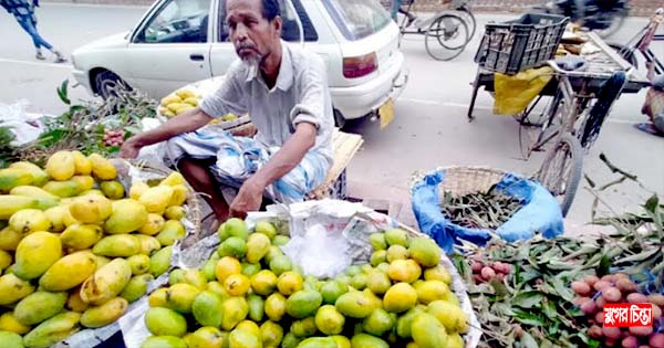 নারায়ণগঞ্জের ফলের বাজারে আগাম আম-কাঠাল