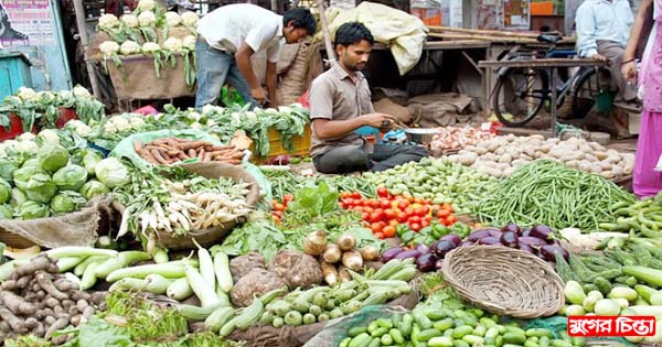 বাজারে দাম বেড়েছে সবজির, কমেছে মুরগির