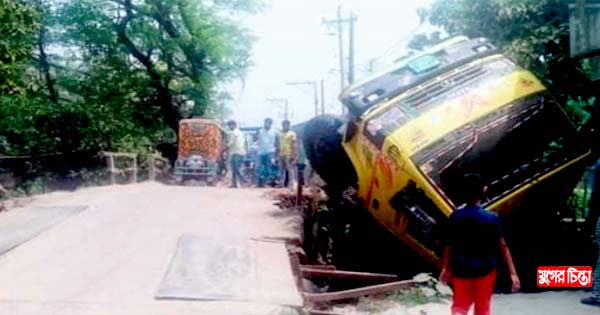 সোনারগাঁয়ে ব্রিজের রেলিং ভেঙে উল্টে গেলো ট্রাক