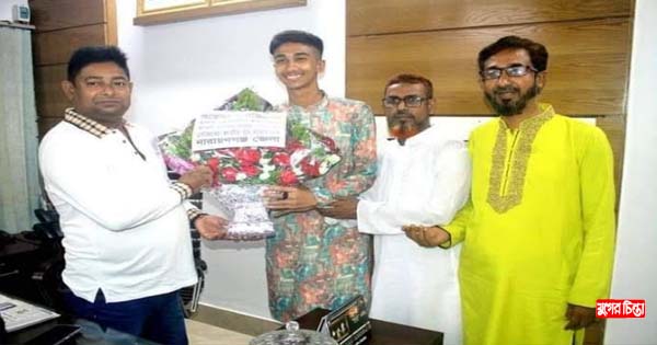 জাতীয় যুব শ্রমিকলীগের পক্ষ থেকে নবাগত ওসিকে ফুলের শুভেচ্ছা
