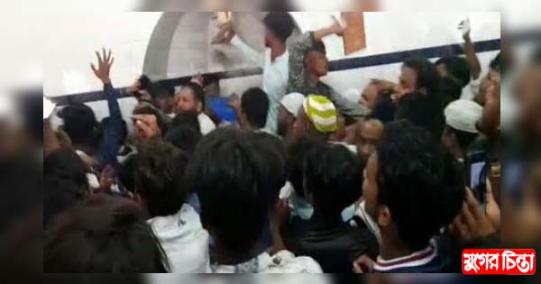 মসজিদে বক্তব্য দিতে গিয়ে হামলার শিকার পুলিশ