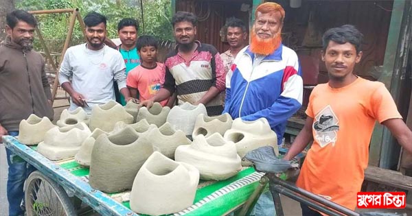 বন্দরে গ্যাসের তীব্র সংকটে ফেরী করে বিক্রি হচ্ছে মাটির চুলা