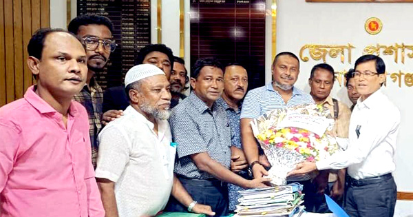 নবাগত জেলা প্রশাসককে বন্দর&nbsp;প্রেসক্লাবের ফুলেল শুভেচ্ছা