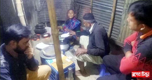 বন্দরে জমে উঠেছে শীতের পিঠা বিক্রি