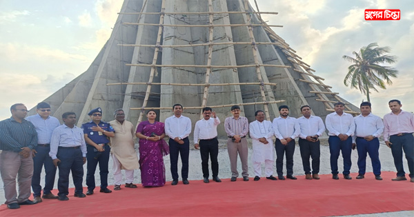বন্দরে নির্মাণাধীন নারায়ণগঞ্জ স্মৃতিসৌধ পরিদর্শন করেন