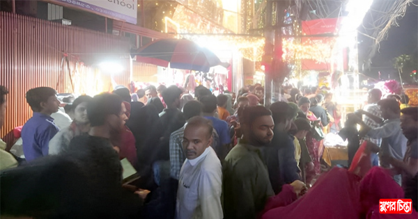 হকারদের দখলে ফুটপাত, মানুষ চলছে রাস্তা দিয়ে &nbsp;