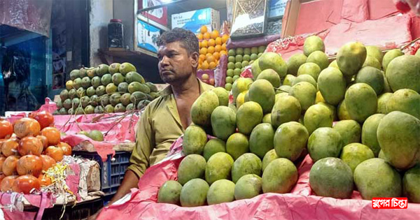 মধুমাসে নগরীর বাজার জুড়ে&nbsp;রঙের ঘ্রাণের-স্বাদের ফল