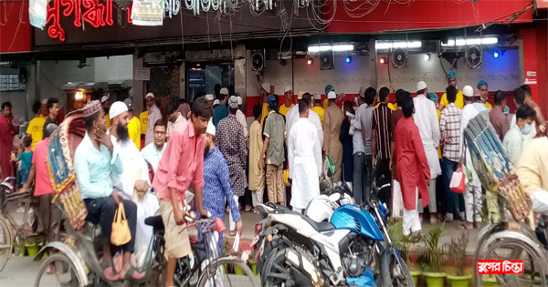ফুটপাত দখল করে চলছে&nbsp;ইফতার ব্যবসা