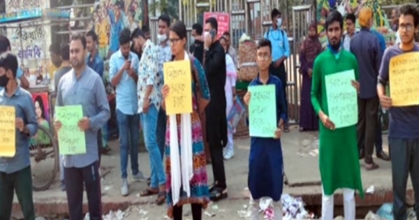 বাসে হাফপাস ও সড়কে নিরাপত্তার দাবিতে শিক্ষার্থীদের অবস্থান
