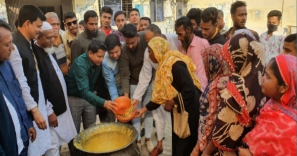 রংধনু গ্রুপের উদ্যোগে দুস্থ্যদের মাঝে খাবার বিতরণ ও দোয়া