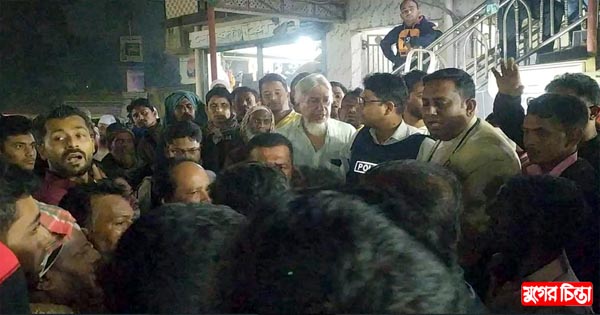 মুসলিমনগরে ডিবির গাড়ি অবরুদ্ধ