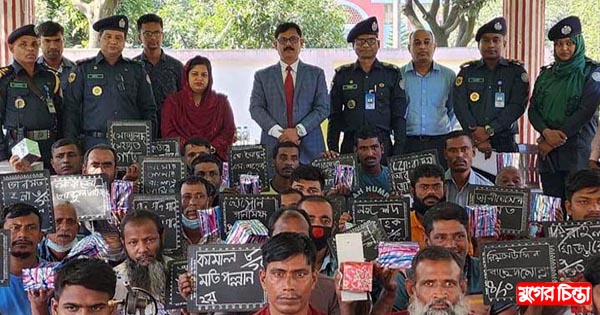 কারাগারে লেখার প্রতিযোগিতা, বিজয়ীদের পুরস্কার তুলে দিলেন ডিসি