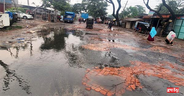 খানাখন্দভরা ঢাকা-নারায়ণগঞ্জ পুরাতন সড়কে যেন দুর্ঘটনার ফাঁদ