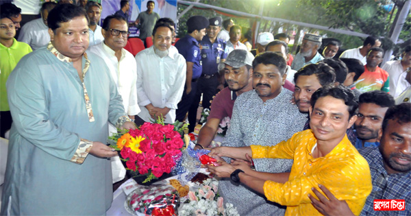 প্রতিমন্ত্রীকে ফুলের শুভেচ্ছা জানান স্বেচ্ছাসেবকলীগের নেতৃবৃন্দ